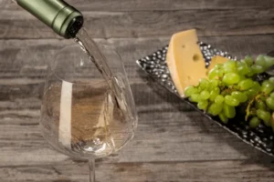 vin blanc muscadet avec raisin et fromage
